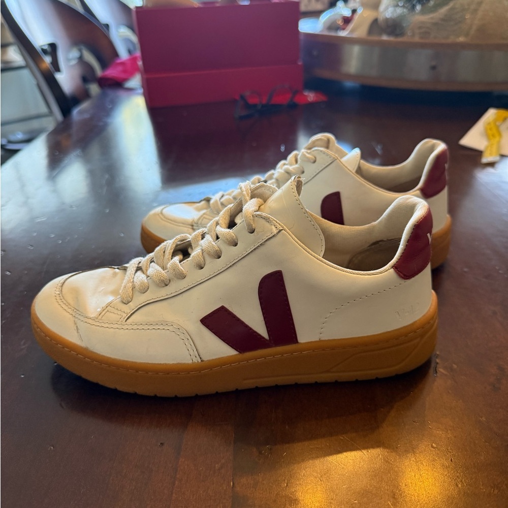 Veja Women's White Red sneakers size 7 37 clean athletic Valentine collegiate